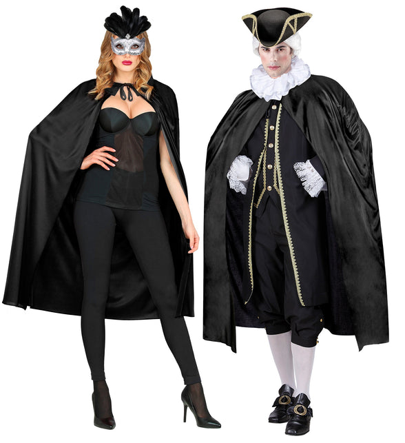 Zwarte cape bij een gemaskerd bal, gedragen met oogmasker en historisch kostuum