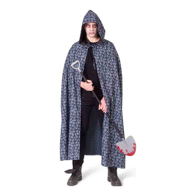 Zwarte cape met kap in schedelprint, vooraanzicht met veterstrik aan de hals