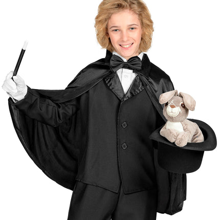 Zwarte cape voor kinderen over een goochelaarsoutfit met vlinderdas en toverstokje