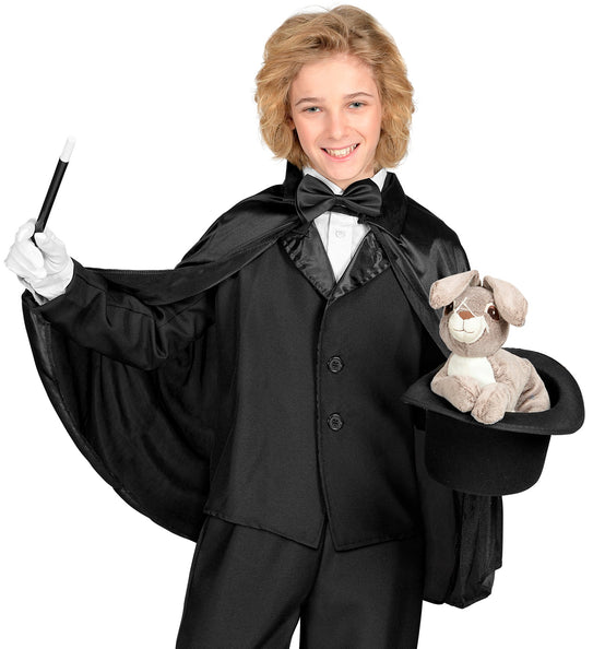 Zwarte cape voor kinderen over een goochelaarsoutfit met vlinderdas en toverstokje
