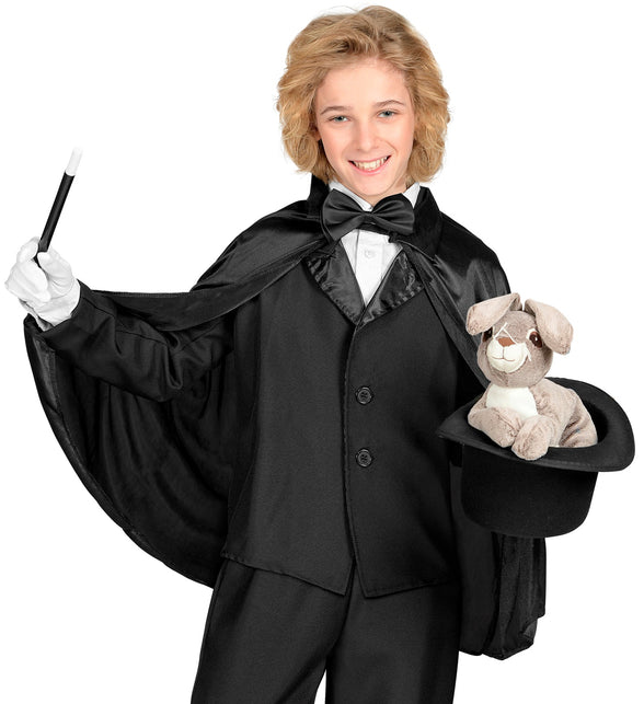 Zwarte cape voor kinderen over een goochelaarsoutfit met vlinderdas en toverstokje