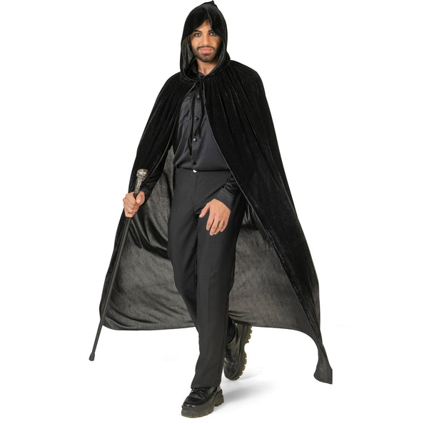 Zwarte cape velours met kap, lang model gedragen over zwart overhemd, voor Halloween