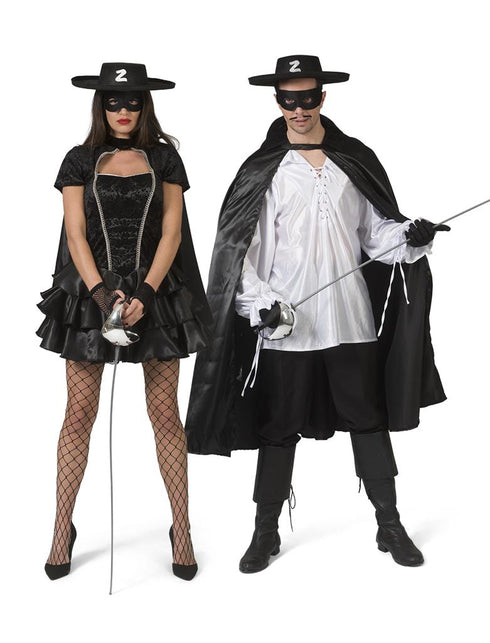 Zwarte cape Zorro met glans gedragen bij een zwarte verkleedoutfit voor heren