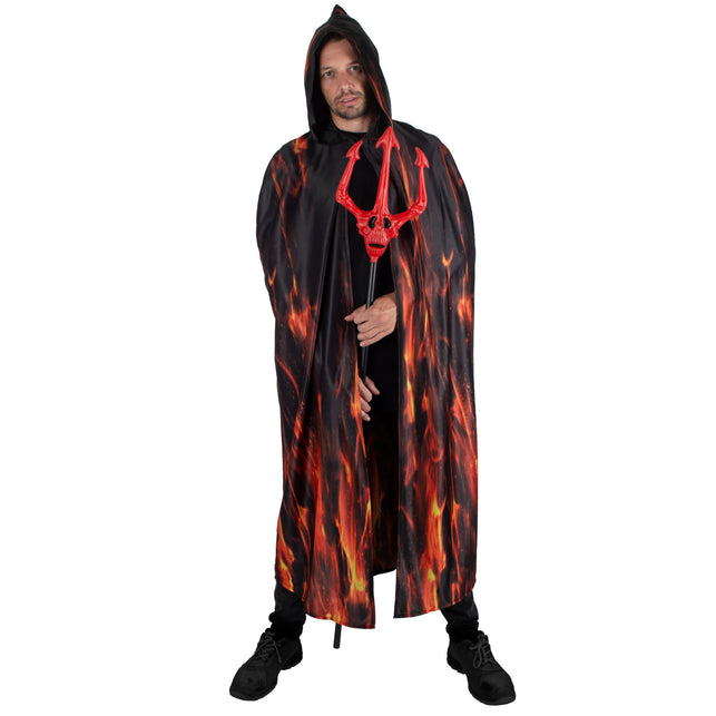 Zwarte demonencape met vlammenprint, gedragen met kap op en rode drietand in de hand