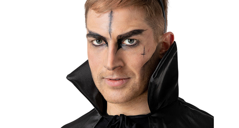 Zwarte duivelhoorntjes diadeem Satan gedragen door man met donkere schmink en zwarte cape voor Halloween