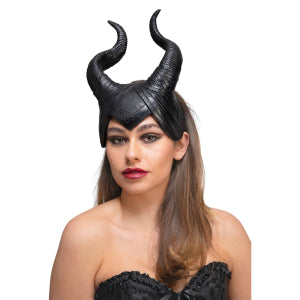 Zwarte fantasie hoorns op het hoofd gedragen met donkere make-up en rode lippen
