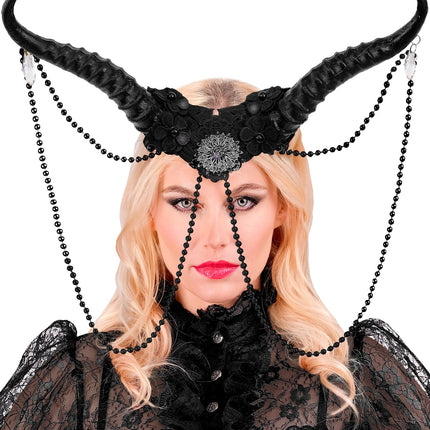 Zwarte gehoornde hoofdtooi Sara gedragen door dame, kralenkettingen langs het gezicht, voor Halloween