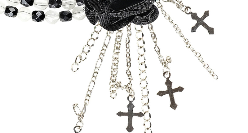 Zwarte gothic ketting met roos, detail van de satijnen roos met zilverkleurige kruisjes