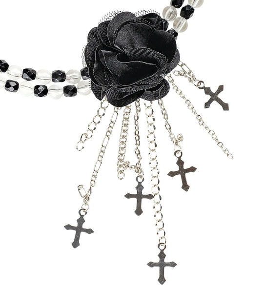Zwarte gothic ketting met roos, detail van de satijnen roos met zilverkleurige kruisjes