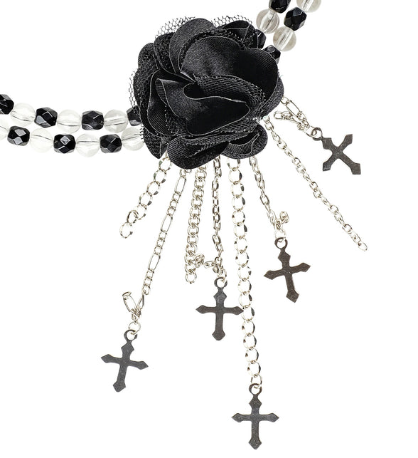 Zwarte gothic ketting met roos, detail van de satijnen roos met zilverkleurige kruisjes