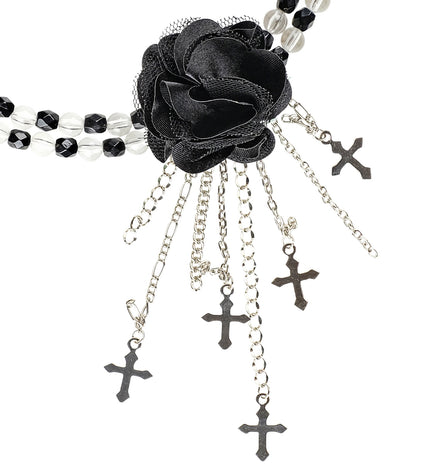 Zwarte gothic ketting met roos, detail van de satijnen roos met zilverkleurige kruisjes