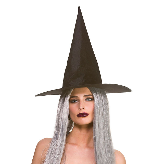 Zwarte heksenhoed fluweel met hoge punt en brede slappe rand, gedragen over lang grijs haar voor Halloween