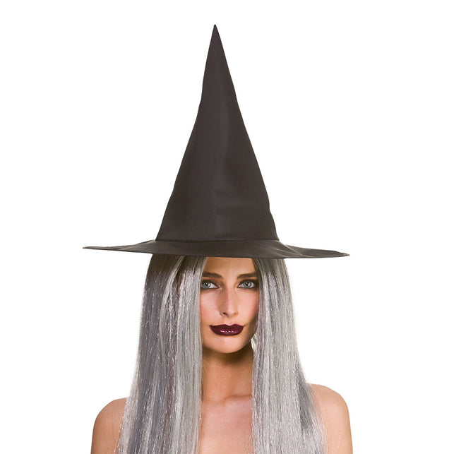 Zwarte heksenhoed Patty van nylon met hoge punt, gedragen boven lang grijs haar voor Halloween