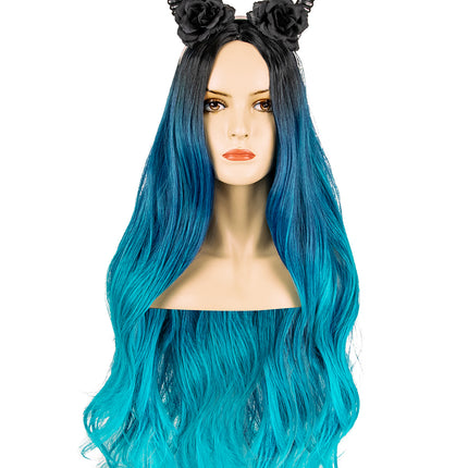 Zwarte hoornen hoofdband met rozen opgezet boven lang haar, gehoornde look voor Halloween