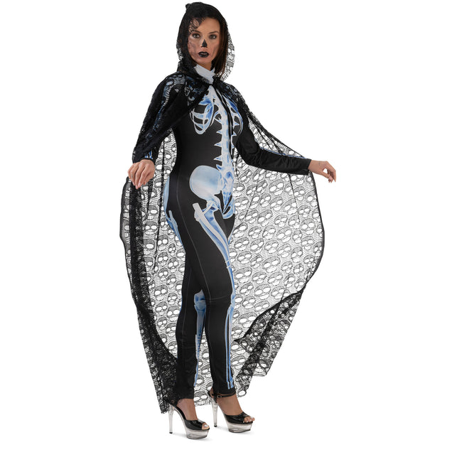 Zwarte kanten Halloween cape met doodskopmotief, zijaanzicht met opgezette kap