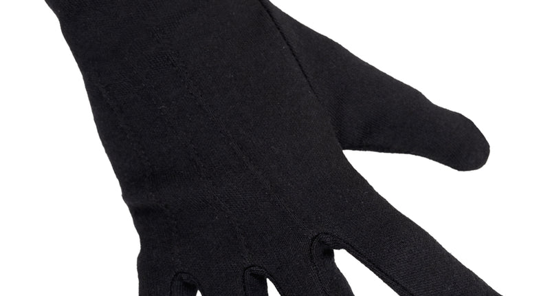 Zwarte katoenen handschoen aan de hand, kort model met ingestikte lijnen over de handrug