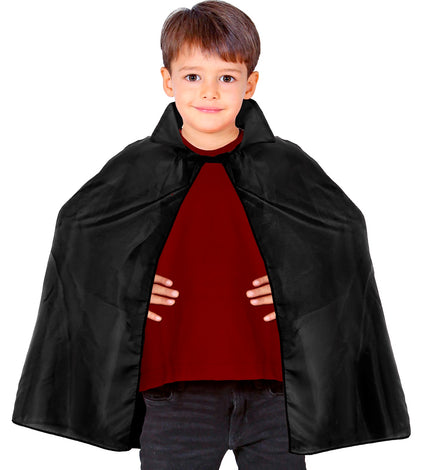 Zwarte kindercape 60 cm met staande kraag, gedragen door een jongen over een rood shirt