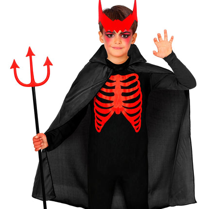 Zwarte kindercape gecombineerd met skeletshirt en rode hoorntjes voor Halloween