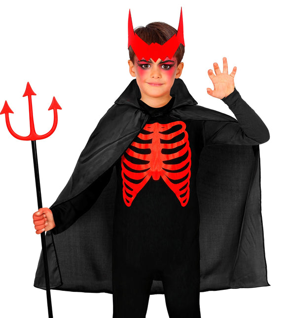 Zwarte kindercape gedragen over een zwarte outfit voor een duivelse Halloweenlook