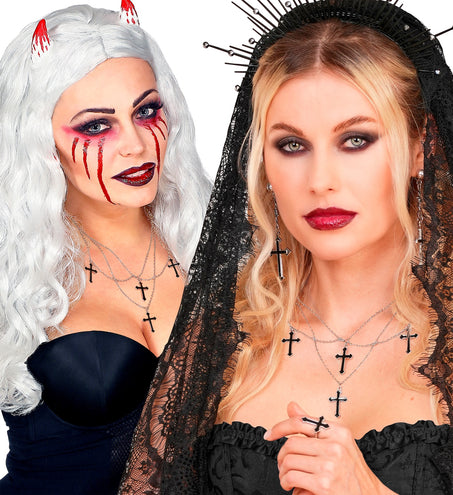 Zwarte kruisenketting in lagen op de hals, gecombineerd met kruisoorbellen en kruisring