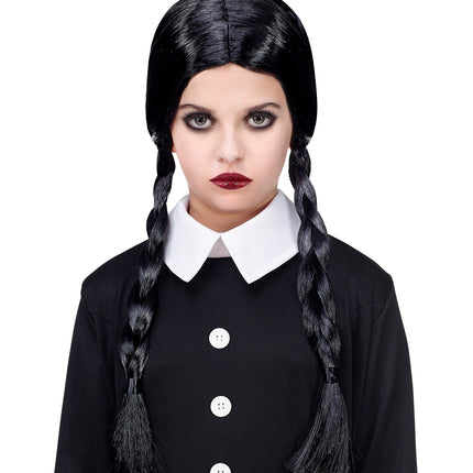 Zwarte pruik met vlechten kind bij een wit kraagje, look voor Halloween