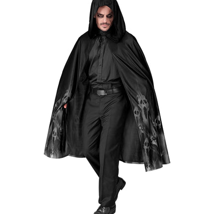 Zwarte spookcape met ruime capuchon en koordje aan de hals, gedragen over zwarte kleding