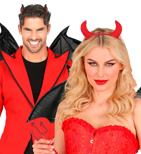 Zwarte vleermuisvleugels gedragen over een rood duiveljasje tijdens Halloween