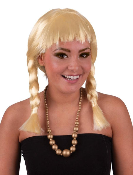 Blonde Heidi pruik uit Tirol met twee vlechten en rechte pony, gedragen door model voor Oktoberfest